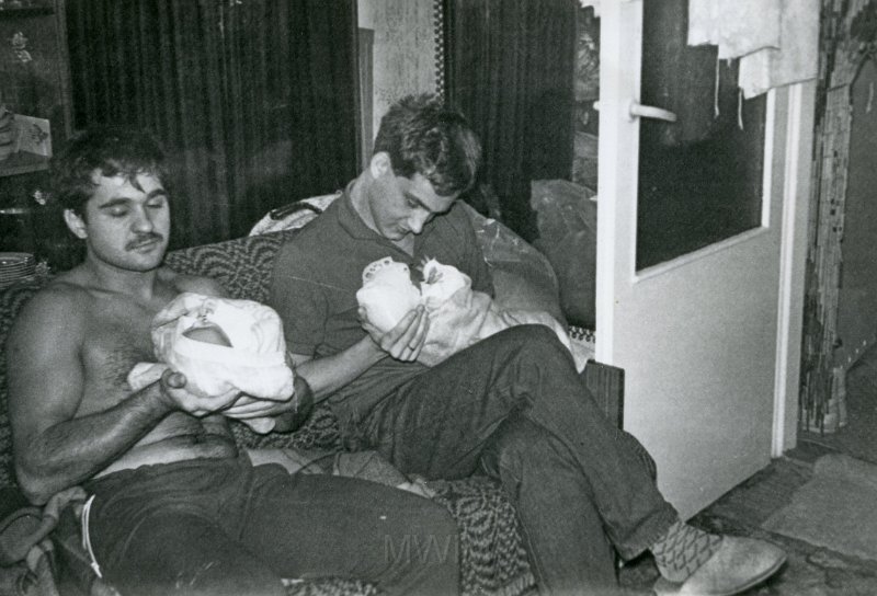 KKE 4195.jpg - Od lewej: Dariusz Hajduk z córką Eweliną i Tomasz Usowicz z córką Joanną, Olsztyn, XII 1988 r.